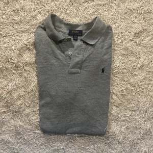 Ralph Lauren piké - Ralph Lauren piké inköpt hos Ralph Lauren i våras. Sparsamt använd. Inga tecken på användning. Storlek 18-20 vilket motsvarar medium. Hittar inte kvittot