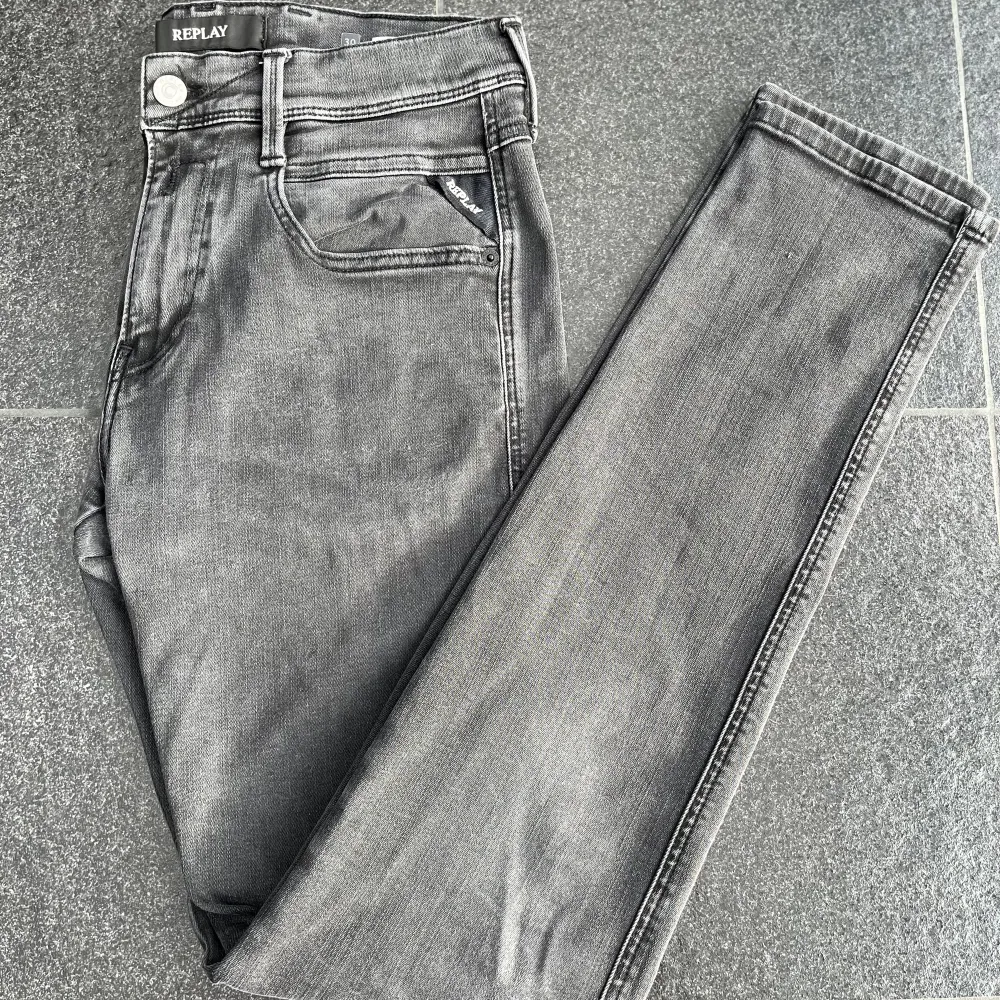 Säljer nu ett par riktigt feta Replay jeans i tvättad svart, modell: Anbass, Condition: 10/10. Jeans & Byxor.