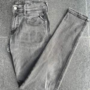 Säljer nu ett par riktigt feta Replay jeans i tvättad svart, modell: Anbass, Condition: 10/10