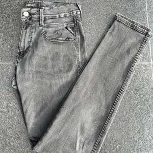 Replay jeans - Säljer nu ett par riktigt feta Replay jeans i tvättad svart, modell: Anbass, Condition: 10/10