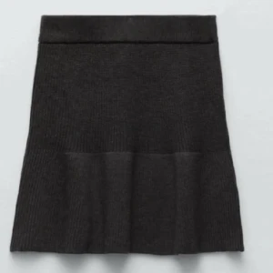 Stickad kjol  - Stickad kjol från zara, jätte bra skick! Går inte längre att köpa 