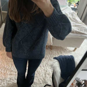 Stickad tröja - Så fin stickad tröja!! Perfekt nu i höst 🍂 💓 storlek M!! Skriv för fler frågor och bilder