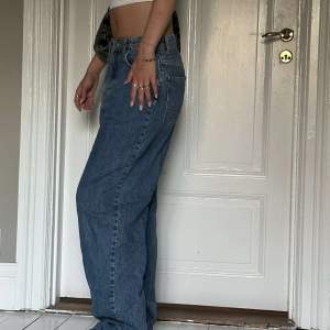 Jätte sköna jeans, är baggy men kan variera på längd och storlek. Själv är jag 170 och dom är lite för långa därav anledningen till att jag säljer dom. Använda ca 3 gånger men fortfarande väldigt bra skick. Köparen står för frakten!Priset kan diskuteras❤️