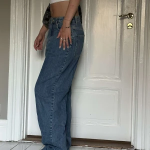 Baggy Mid/lowwaist - Jätte sköna jeans, är baggy men kan variera på längd och storlek. Själv är jag 170 och dom är lite för långa därav anledningen till att jag säljer dom. Använda ca 3 gånger men fortfarande väldigt bra skick. Köparen står för frakten!Priset kan diskuteras❤️