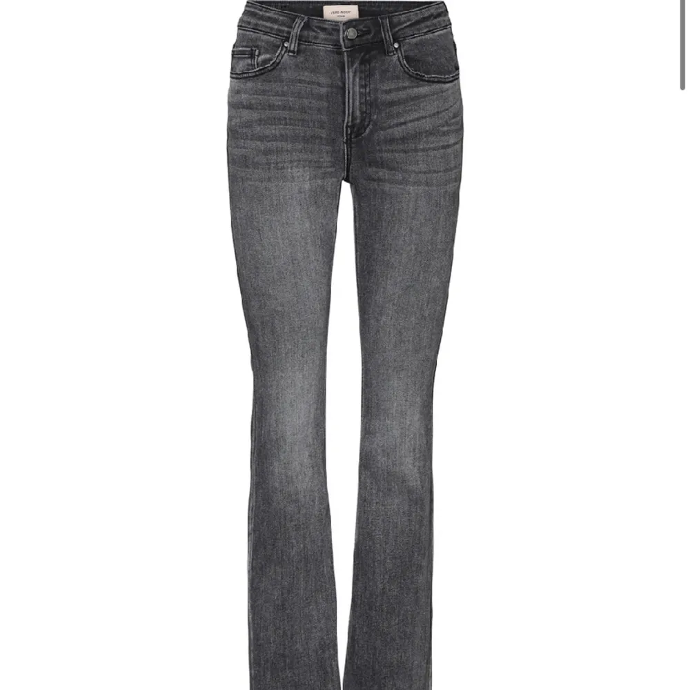 vero moda jeans. bootcut mid waist. köpte från en annan säljare på plick. bra skick. kom privat för egna bilder💕 innerbenslängd 86cm, midjemått 66cm. Jeans & Byxor.