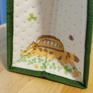 Totoro ghibli kylväska kylbag - Supersöt kylväska med Totoro-motiv! Använd kanske två gånger så i nyskick! 🌱  Perfekt om man vill flexa lite med sin nördiga sida på picknicken, i skolan eller på jobbet 😉