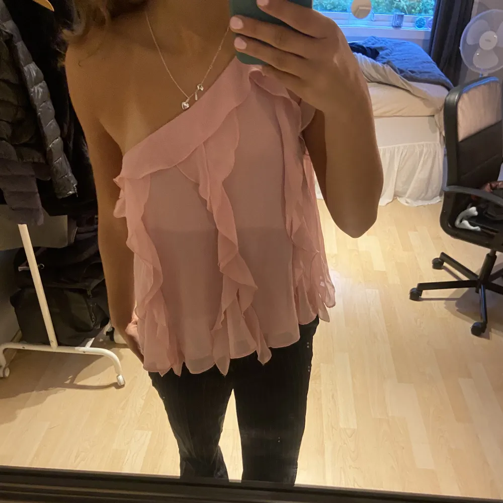 Jättefin populär blus/topp från Zara, har lappen kvar då den ej kommit till användning! 💕 strl S säljes för 120kr + frakt. Blusar.