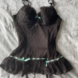Korsett topp - Säljer denna skit söta unika korsett toppen från niconico intimo eftersom den inte kommer till användning. Den är i storlek S och kupan är 80C, Men den passar mig som är en 75B perfekt! Den är i nyskick och kan justeras! Skriv för bild på💗