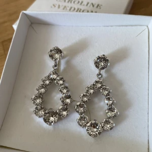 Caroline Svedblom - Jätte fina festliga örhängen från Caroline Svedbom. Använda en gång och därför säljs de. 