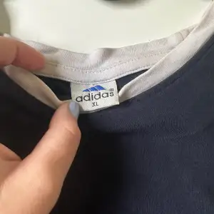 Adidas tröja storlek xl   