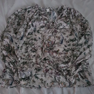 Blus  - Blus från H&M,  knappt använd. Djur finns i hemmet.