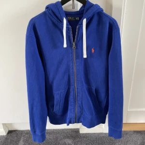 Ralph lauren zip-hoodie - Blå ralphlauren zip-hoodie i storlek M. Bra skick.