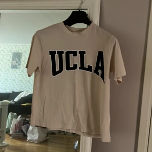 Ucla t-shirt - En helt oanvänd ucla Tröja som inte har prislapp. Den är i ett väldigt bra skick, bara lite skrunklig eftersom den inte har blivit använd. 