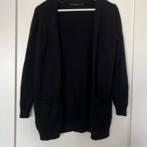 Stickad kofta - Svart lite tunnare stickad kofta från only. Storlek xs. 150kr 
