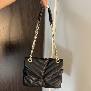 Svart väska - Svart handväska från parfois med två fack🤩