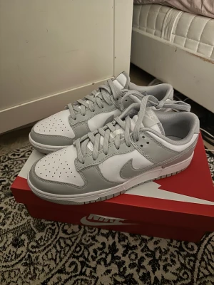 Nike dunk low grey fog  - Nike dunk low grey fog i storlek 42,5. Helt nya. Kvitto och box finns. 