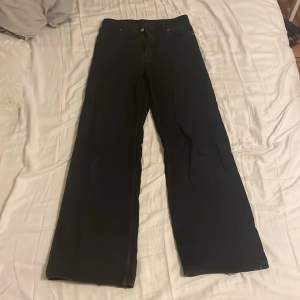 Svarta högmidjade jeans från Monki. Använda en del men syns endast längst ner så dom varit aningen långa (se bild 2). 💕