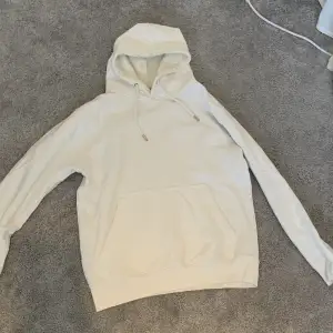 Simpel vit hoodie. Säljer för 200kr. Size M. Köparen står för frakt
