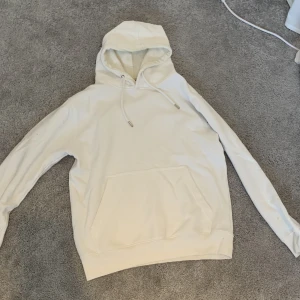 Vit hoodie  - Simpel vit hoodie. Säljer för 200kr. Size M. Köparen står för frakt