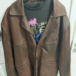 Läderjacka - Vintage läderjacka i grymt skick, brunare i verkligheten. Skön passform