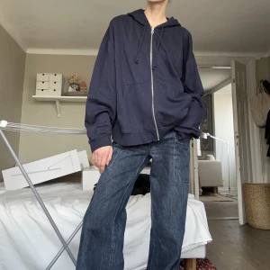 Blå hoodie - Blå hoodie i nyskick! Skönt material och passar svinbra oversized.  Säljer massa saker då jag flyttat! Möts även upp i Stockholm om så skulle önskas🫰🫶