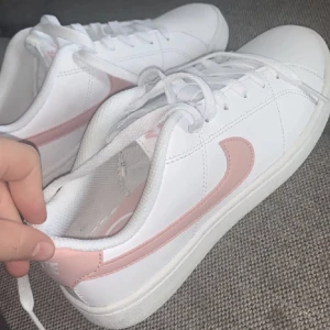 Säljer feta Nike skor😍 - De är ganska slitna men nytvättade är de på topp.  Ja kommer tvätta dem innan ja skickar skorna.  Priset kan diskuteras. Jag kan stå för frakten