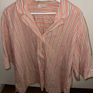 Randig skjorta - Kortärmad randig skjorta. Äger en annan i samma modell & strl & den sitter sååå bra. Aldrig använd då färgen ej klär mig! Lite oversize.