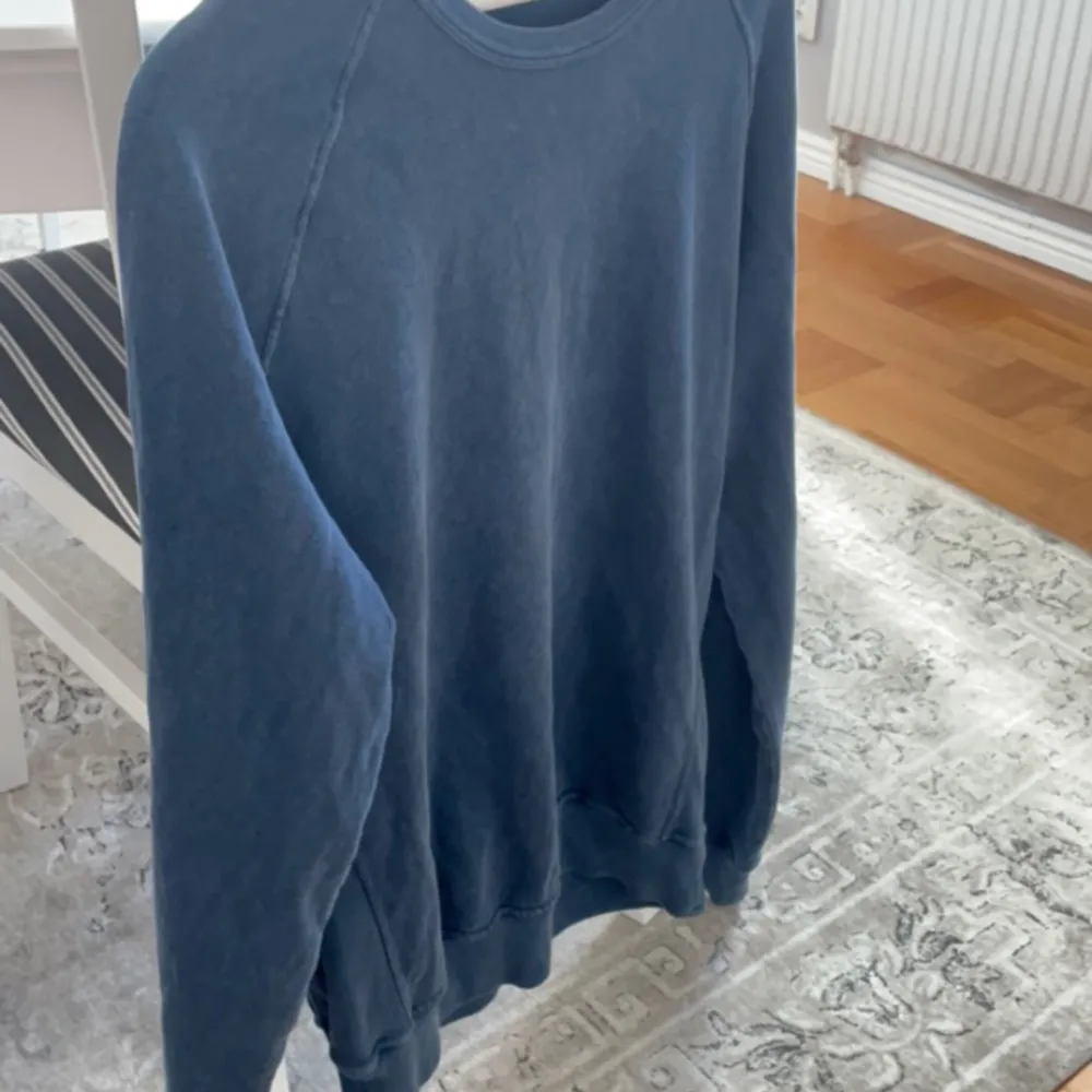 Hej säljer nu min stone island tröja storlek M, färg marinblå, Cond 8/10 . Tröjor & Koftor.