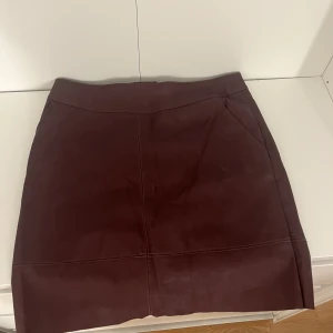 Skin kjol  - Jätte fin mörkröd skin kjol i nyskick! 