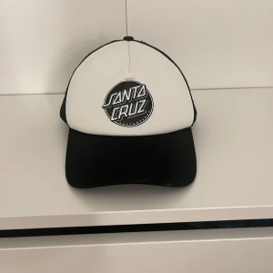 Keps - Jätte snygg keps som tyvärr inte har kommit till användning så mycket, ny skick. Ny pris 349kr