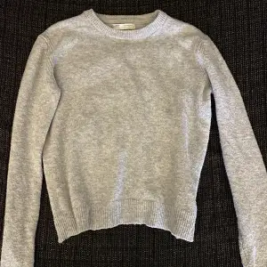 En fin ljusgrå stickad tröja från Pull & Bear. Säljer den pågrund av att den inte passar mig längre.⭐️