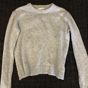 Ljusgrå stickad tröja - En sjukt fin ljusgrå stickad tröja från Pull & Bear.