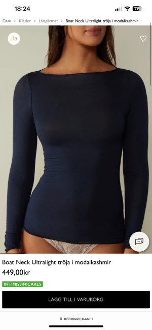 Intimissmi tröja - Säljer min fina Intimissimi tröja i färgen mörkblå!💓Köpte tröjan i våras och har används vid få tillfällen. Tröjan har en liten defekt som syns på den sista bilden💓 Dockr det inget märkvärdigt💓💓Tröjan är i storlek M men passar både S och L💓💓