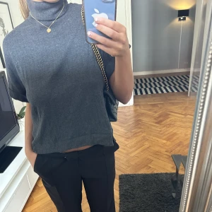 Stickad t shirt - Sjukt snygg stickad tshirt somnar min systers gamla köpt från en boutique i Spanien. Tyvärr kommer den inte till användning längre