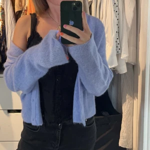 Stickad kofta  - Stickad kofta från &other stories, slutsåld på hemsidan. Köpt för 890kr, använd 2 ggr. Storlek Xs, som referens är jag en Xs/S. 