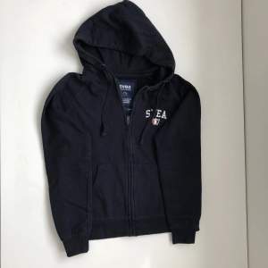 Marinblå zip hoodie från Svea. Nyskick. Normal passform. Storlek medium, men är mer som small. Nypris 839 kr