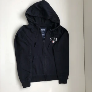 Marinblå zip hoodie - Marinblå zip hoodie från Svea. Nyskick. Normal passform. Storlek medium, men är mer som small. Nypris 839 kr