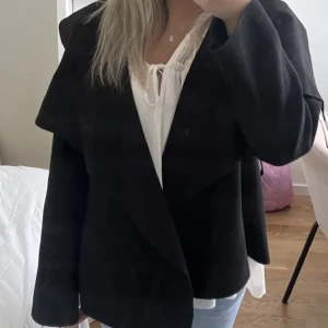 Svart kappa - Super fin svart kappa som är köpt här på Plick men köpte en annan som jag gillar mer därför säljer jag denna🤍man kan även lägga ett band runt om🤍