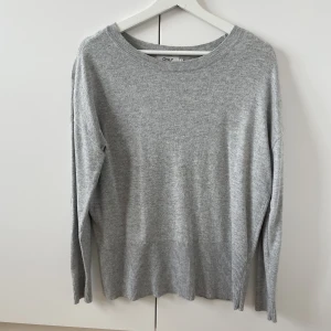 Tröja - Fin sticakd tröja med knappr på baksidan