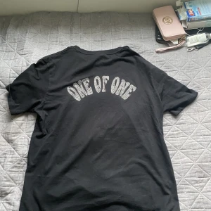 One of one t shirt  - Riktigt snygg one of one t shirt som endast är testad! Tyvärr var den för liten för mig o därför säljer jag den. Skicket är 10/10 oanvänt skick! Storlek large