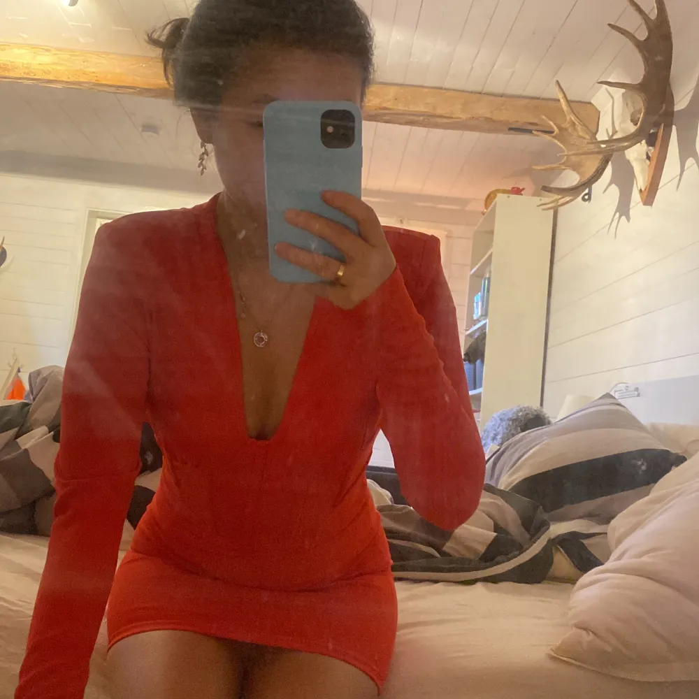 Säljer nu min Röda klänning som jag köpte i våras på Nelly.com använde den endast till en fest på alla hjärtans dag och den kommer tyvärr inte till användning längre💘. Klänningar.