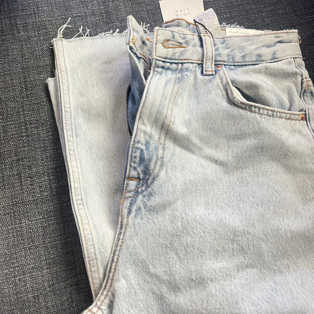Säljer dessa super fina raka jeansen från zara i storlek 36💙 aldrig använda, moddelen på jeansen heter straight traousers💙. Jeans & Byxor.