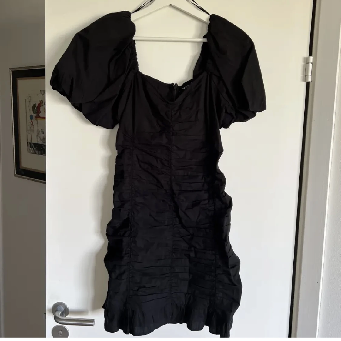 Svart klänning med puffärm  - 90
