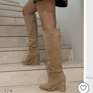 Beiga höga klackar - Höga klackar i mocka från Nelly🌟Helt oanvända och slutsålda på nellys hemsida 🤍nypris 799