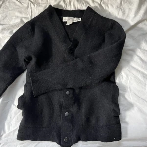 Kofta - Jättefin kofta som tyvärr är lite för tight för mig. Väldigt varm och väldigt fin med fickorna som en extra detalj. Perfekt till höst och vintern🍂