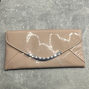 ANNA FIELD - Kuvert väska  - Helt ny och oanvänd väska. 