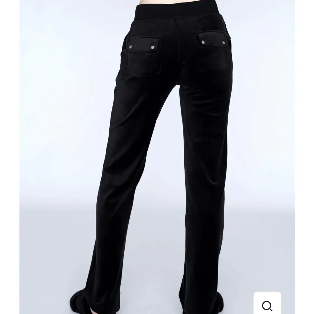 Jag säljer nu mina svarta juicy byxor som är i jätte bra skick dem köptes för 1200kr och säljer för 950. Jeans & Byxor.