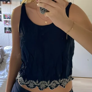 Topp - Ett gulligt linnne från hm🌸det är storlek 42 men den är liten i storleken så skulle definitivt säga att den är mer som en 36-38 något🌸