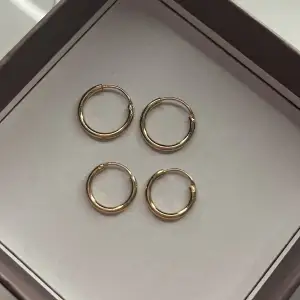 Ett par större ringar och ett par mindre ringar.