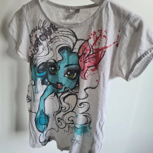 Y2k t-shirt - En cool t-shirt med monster high tryck på
